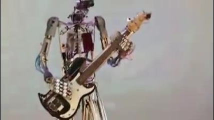 Роботи свирят парчета на Iron Man & Black Sabbath