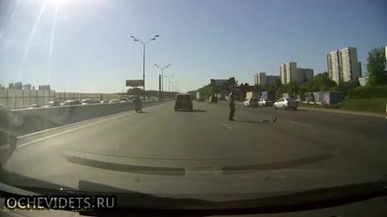Шофьор помага на патица с малки да пресекат в трафик