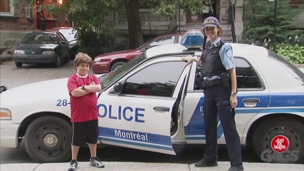 Дете си прави шега с истинска полицейска кола - скрита камера