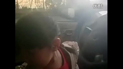 супер малко дете кара кола в трафика