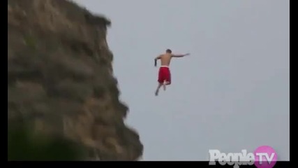 Джъстин скача от скала във водата ;д