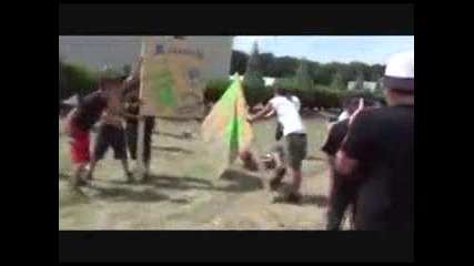 Момче с bmx разцепва на две шперплат