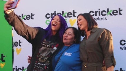 Sasha Banks and Charly Caruso distribute Thanksgiving meals to members of Homeboy Industries