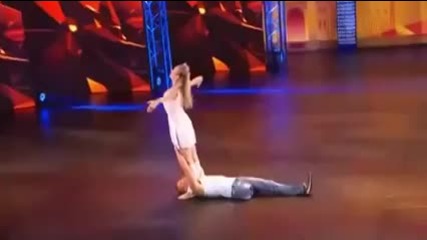 Мъж танцува уникално с един крак заедно с партньорката си