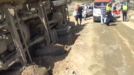 Камион се преобърна на изграждащ се участък от АМ „Струма”