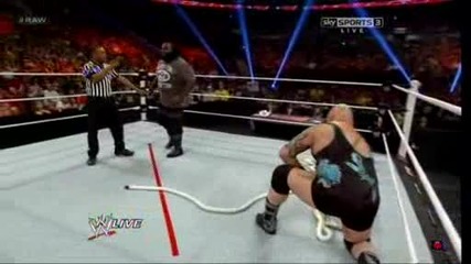 Raw 04/29/13 - Sheamus Се гаври с Mark Henry..