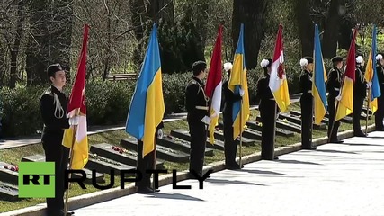 Ukraine: Poroshenko lays flower at 'Monument to the Unknown Sailor'
