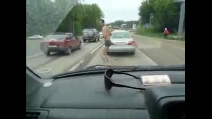 Мъж завладян от музиката денса гол яко на пътя 