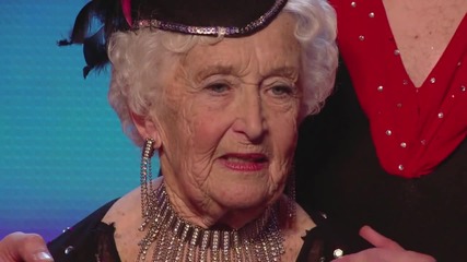 80 годишна баба скри шапката на журито в Тв шоу Британия търси талант 2014