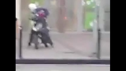 Обирджии на банка ги хванаха и набиха