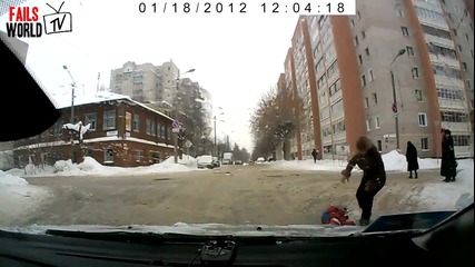Пресичане на улица от майка с дете в Русия