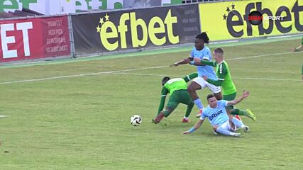 Спорна ситуация пред вратата на Хебър