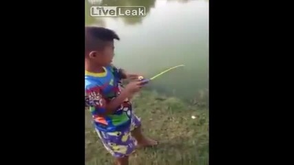 Момче улови риба с въдица играчка