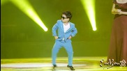 Малкият кореец от Gangnam Style се разцепва на песента