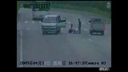 Футболен фен го удря ван
