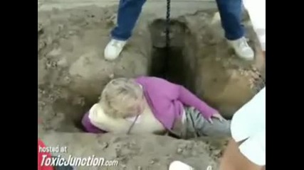 Дебела Жена Заседна в дупка и не може да Излезе (смях) 