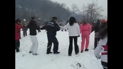 Браво за цялата Народна Компания в едно с Етрополска Духова Музика!:)