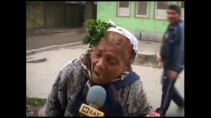 ромска луда баба й правят интервию от Msat за предизборна агитация