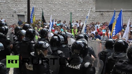 Bosnia and Herzegovina: Protesters scuffle with police over EU labour reforms