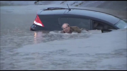 Репортер спасява старец от придошлата вода в Хюстън, Тексас