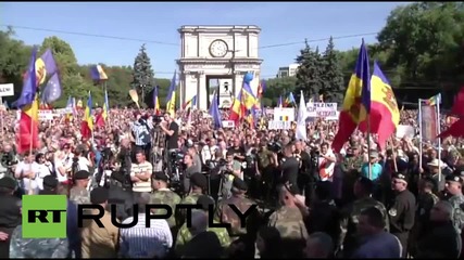 Moldova: Thousands of anti-govt. protesters rally in Chisinau