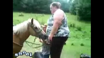 Дебелана се качва на кон 
