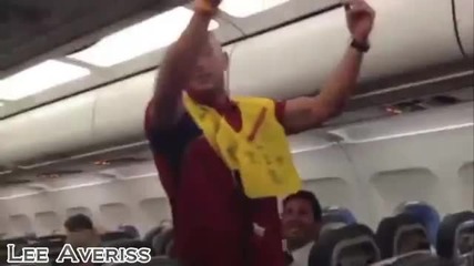 Цирк! Пепе Рейна се прави на стюардеса в самолета на шампионите!