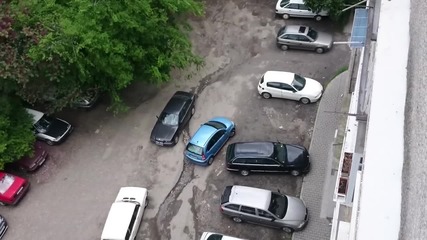 Жена паркира - Паркиране по слух