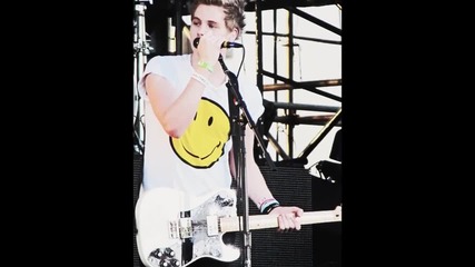Luke Hemmings (with guitars) Pics