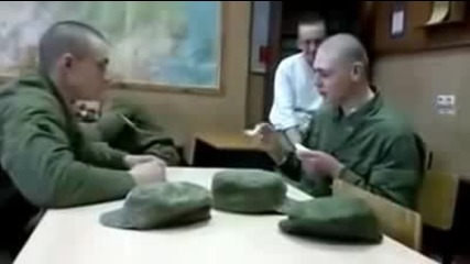 Смях: Руски войници се забавляват с "игра с лъжици"