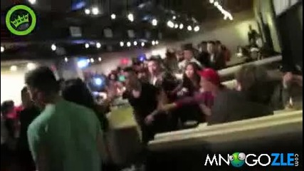 Хора се бият като животни