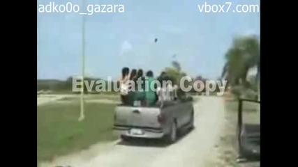 Две Момичета Падат от Кола 