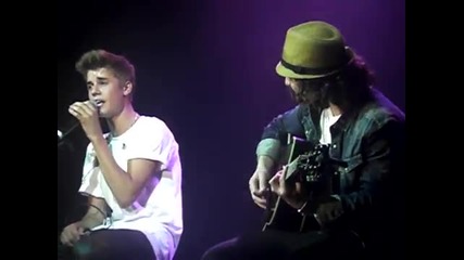 За първи път на живо ! Джъстин изпълнява Die in your arms