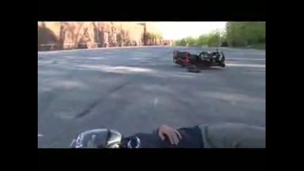Идиот се учи да пада от мотор 