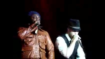 Justin timberlake beatboxing whith black eyed peas