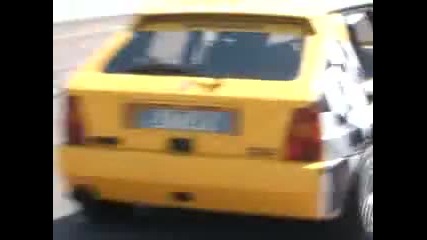 Какво правят 900 к.с. 
