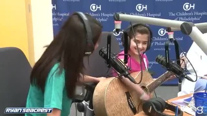 Селена пее с пациент от детска болница на име Джулия