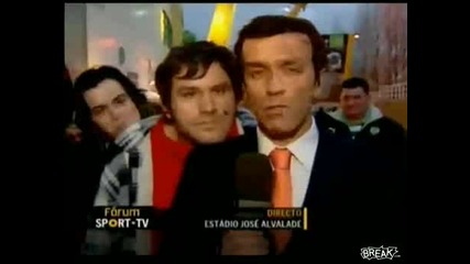 Пичове яко се гаврят с репортер 