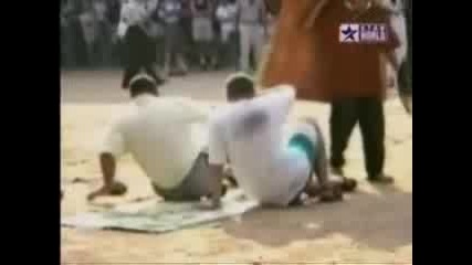 Слон Се Изхожда Върху Туристи