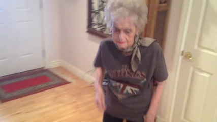 90 годишна баба играе на песента на Maroon 5 Ft. Christina Aguilera - Moves Like Jagger