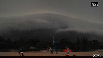 Гигантска буря изплаши хората на плажа !!!!! 