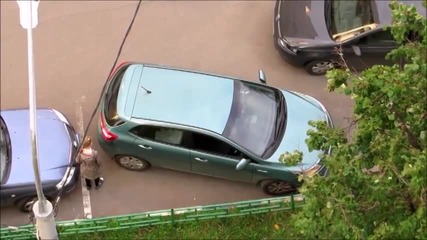 Жена-шофьор се опитва да излезе от паркинг