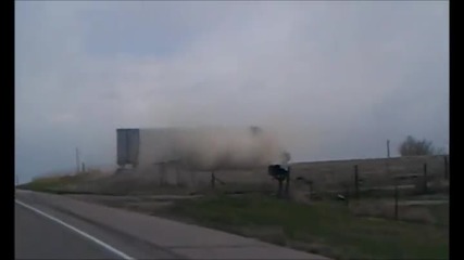 Шофьор спасява за секунди камионът си от преобръщане поради силен вятър!