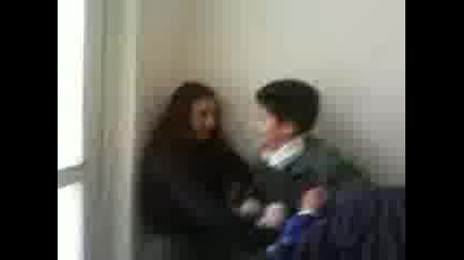 jen4o se bie s Momi4e
