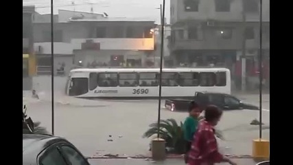 Градския транспорт в Еквадор не признава дори и природни бедствия!