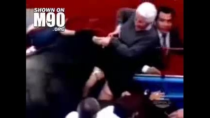 Много жесток бик напада публика !