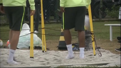 Бразилия тренира по чорапи в пясъка