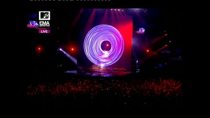 { H Q }.: Rihanna пее на живо Only Girl 2o10 { Mtv Ema} + B G subs.. 