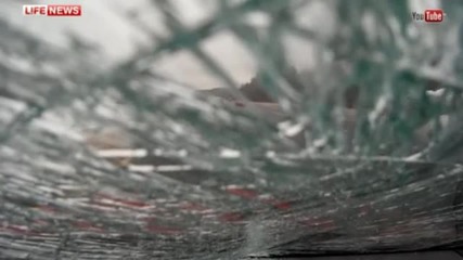Огромен къс лед разби предното стъкло на джип