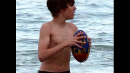 Justin Bieber at the beach in Australia From Youtube - Джъстин Бийбър на плажа в Австралия Снимки :) 